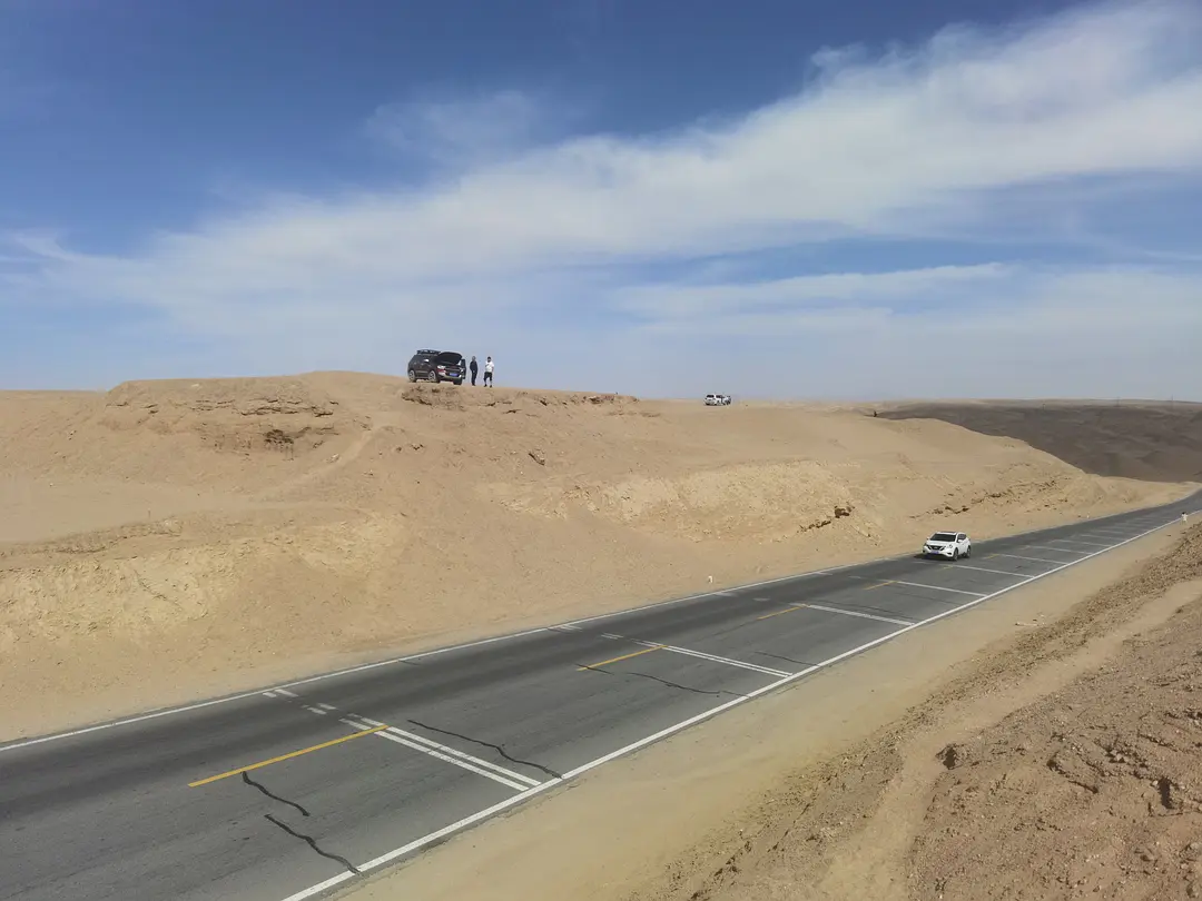 敦煌包車(chē)咨詢：自己動(dòng)手換助力油 來(lái)回轉(zhuǎn)動(dòng)方向盤(pán)是關(guān)鍵