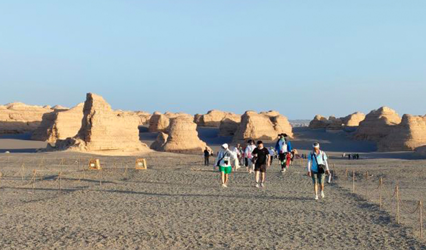 敦煌小團(tuán)包車旅游：敦煌包車去雅丹多少錢(qián)？雅丹地質(zhì)公園包車旅游費(fèi)用