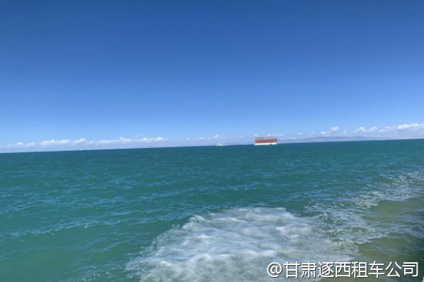 我們帶了兩個(gè)行李箱，轎車后備箱放得下嗎？  