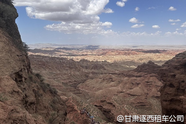 國(guó)慶期間敦煌人多嗎？包車(chē)能避開(kāi)人群?jiǎn)幔? 